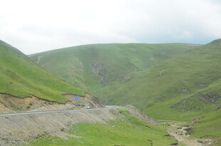 山间绿意盎然的施工场景