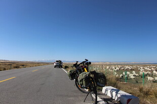 公路旁停靠的骑行装备