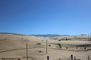 广袤沙漠中的围栏景观