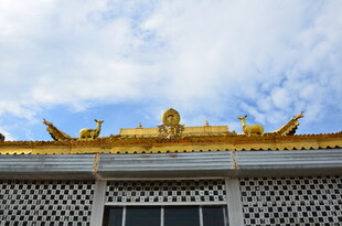 金色屋顶建筑局部景观