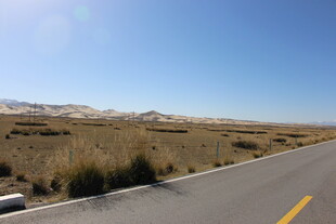 空旷公路上的开阔风景