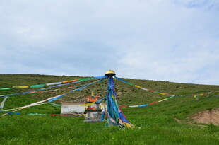 草原上的经幡景观