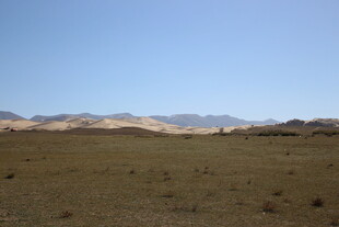广袤荒原与远处山峦