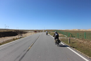 公路骑行者 广阔天地间
