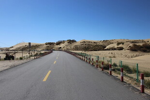 沙漠中的笔直公路