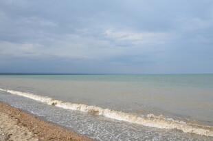 海边碎石滩 海浪轻拍景象