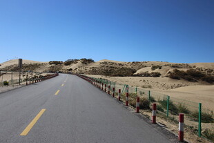 沙漠中的笔直公路景观