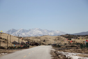 山间公路 远处雪山风景