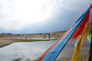 湖畔经幡 高原独特景致