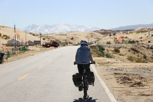 骑行者在空旷道路上前行