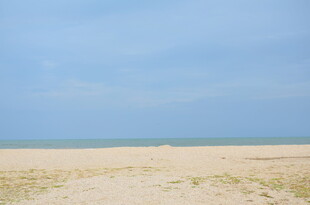 空旷沙滩与蓝天海景