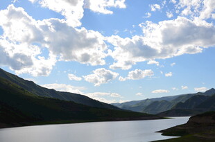 湖畔山峦间的蓝天白云