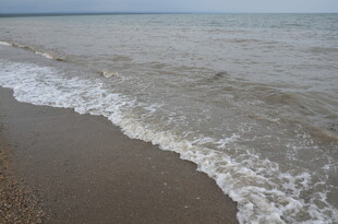 海边沙滩海浪拍打瞬间