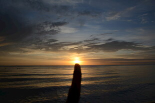 海上日出时的孤独灯塔