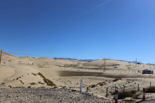 沙漠中的设施与开阔蓝天