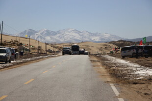 山间公路上行驶的车辆