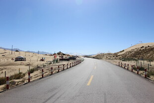 空旷公路延伸至远方