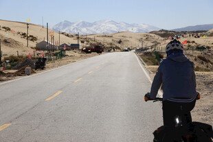 骑行者于旷野公路独自前行