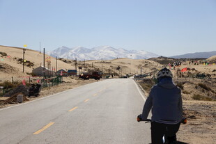 一人独行于旷野公路