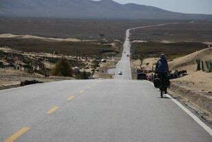 公路骑行者 远方是山脉