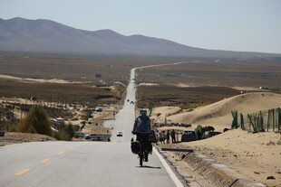 公路徒步者的旷野之旅