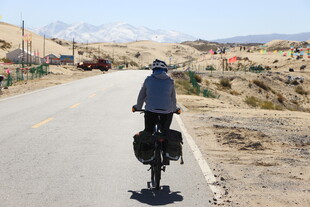 骑行者在空旷道路上前行