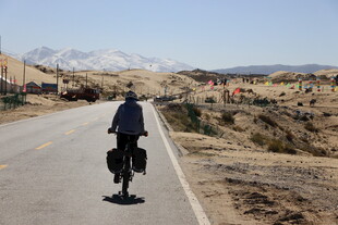 单人骑行于开阔公路