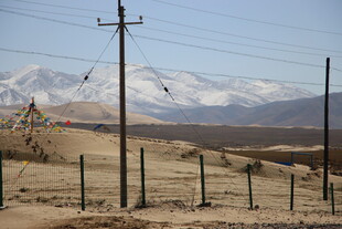旷野雪山与电线杆景观