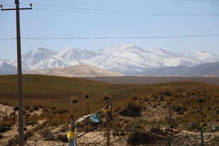 雪山下的开阔原野风光
