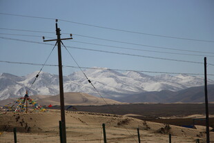 荒漠中的电线杆与远山