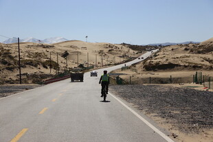 公路上一人独行