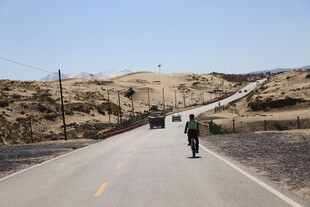 公路骑行者 旷野中的身影
