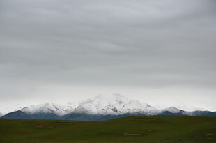 草原上的雪山远景
