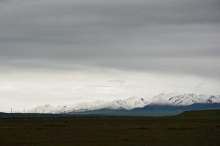 阴天下的雪山远景