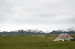草原上的彩色帐篷