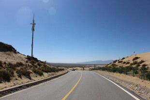 空旷公路伸向远方