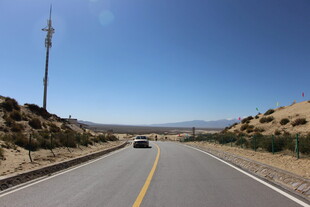 空旷公路上的行驶车辆