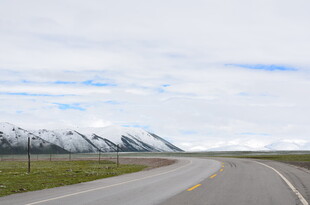 蜿蜒公路通向雪山美景