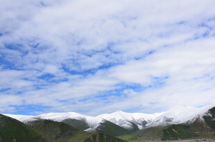 蓝天白云下的山峦美景