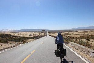 公路骑行者 独赏旷野风光