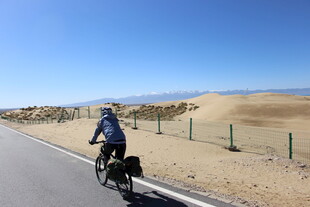 公路骑行者 畅享旷野风光