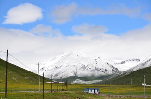 雪山下的原野风光
