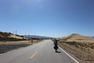 公路骑行者的开阔旅程