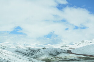 雪山蓝天壮丽自然风光