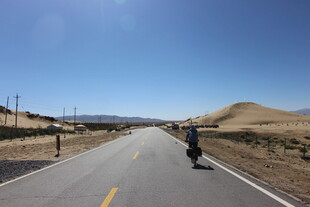 公路旅人 独赏旷野风光