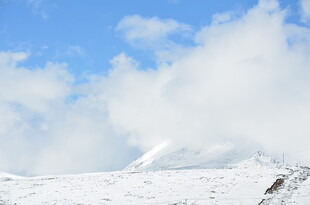 雪山蓝天美景