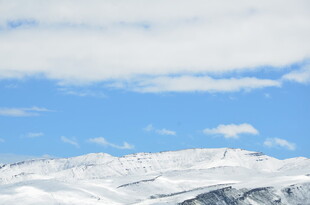 雪山与蓝天的美丽景致