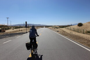 公路骑行者 迈向远方