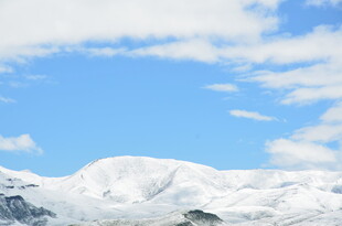 雪山蓝天美景