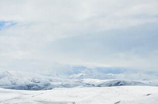 雪山云海壮丽自然景观
